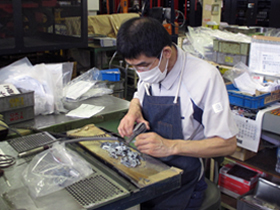 製造部バリ取り